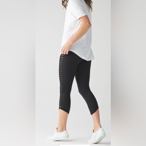 Lululemon Sunshine Salutation crops size 6 side mesh fabric panels - Picture 2 of 7